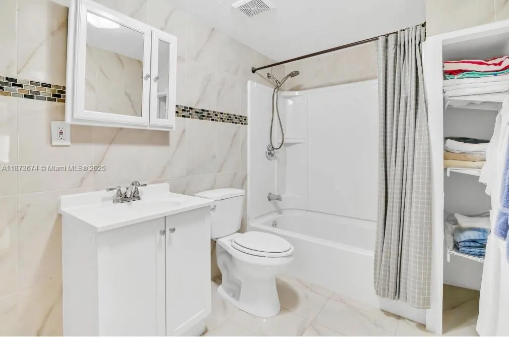 822 Avenida Hermosa