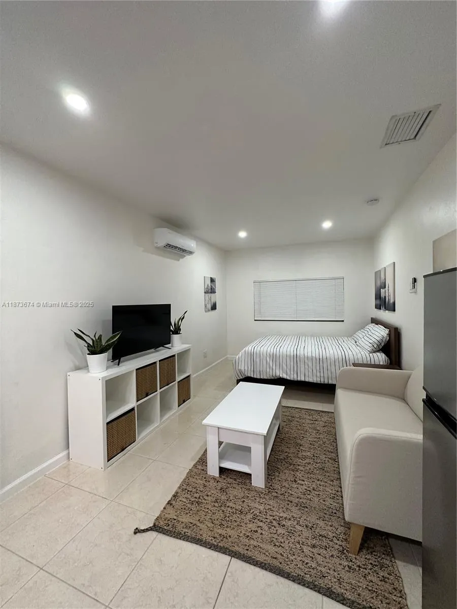822 Avenida Hermosa