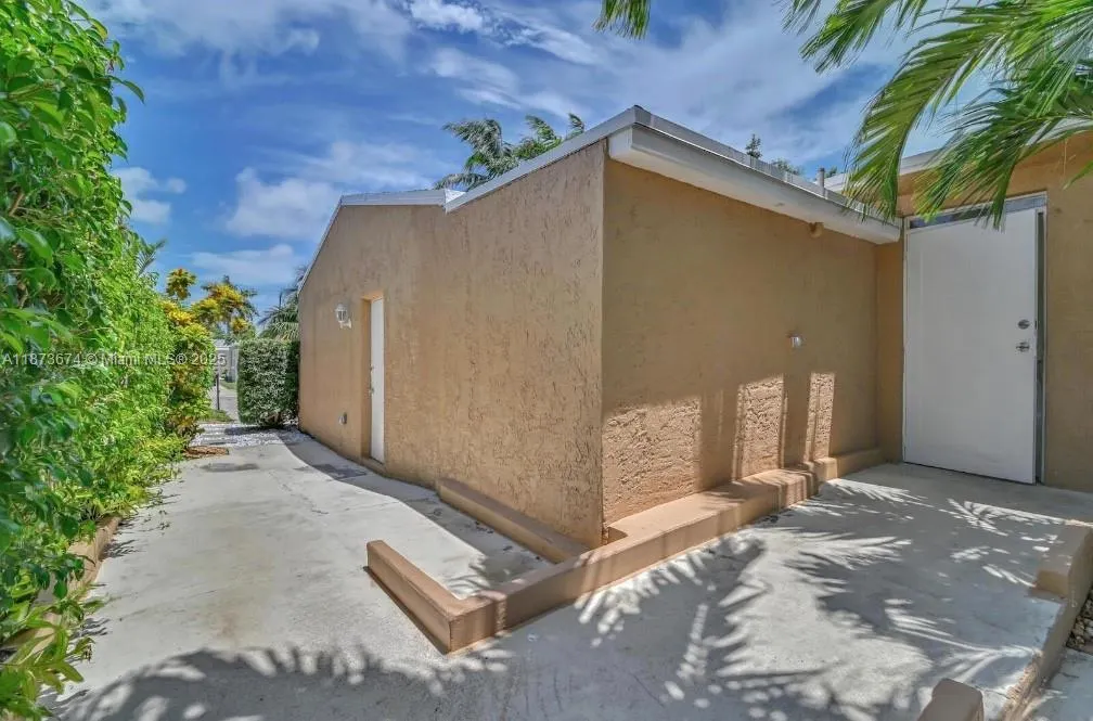 822 Avenida Hermosa