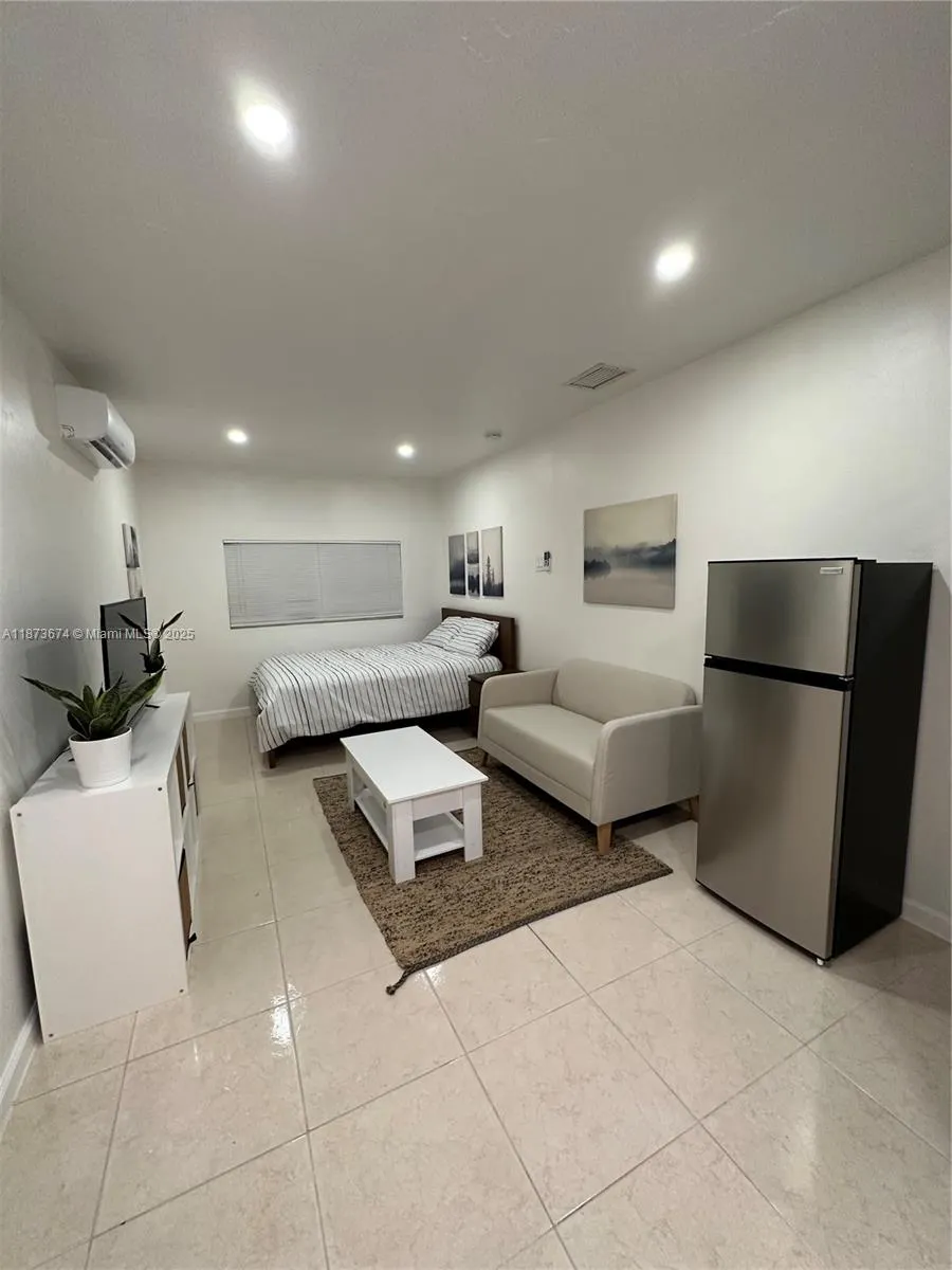 822 Avenida Hermosa