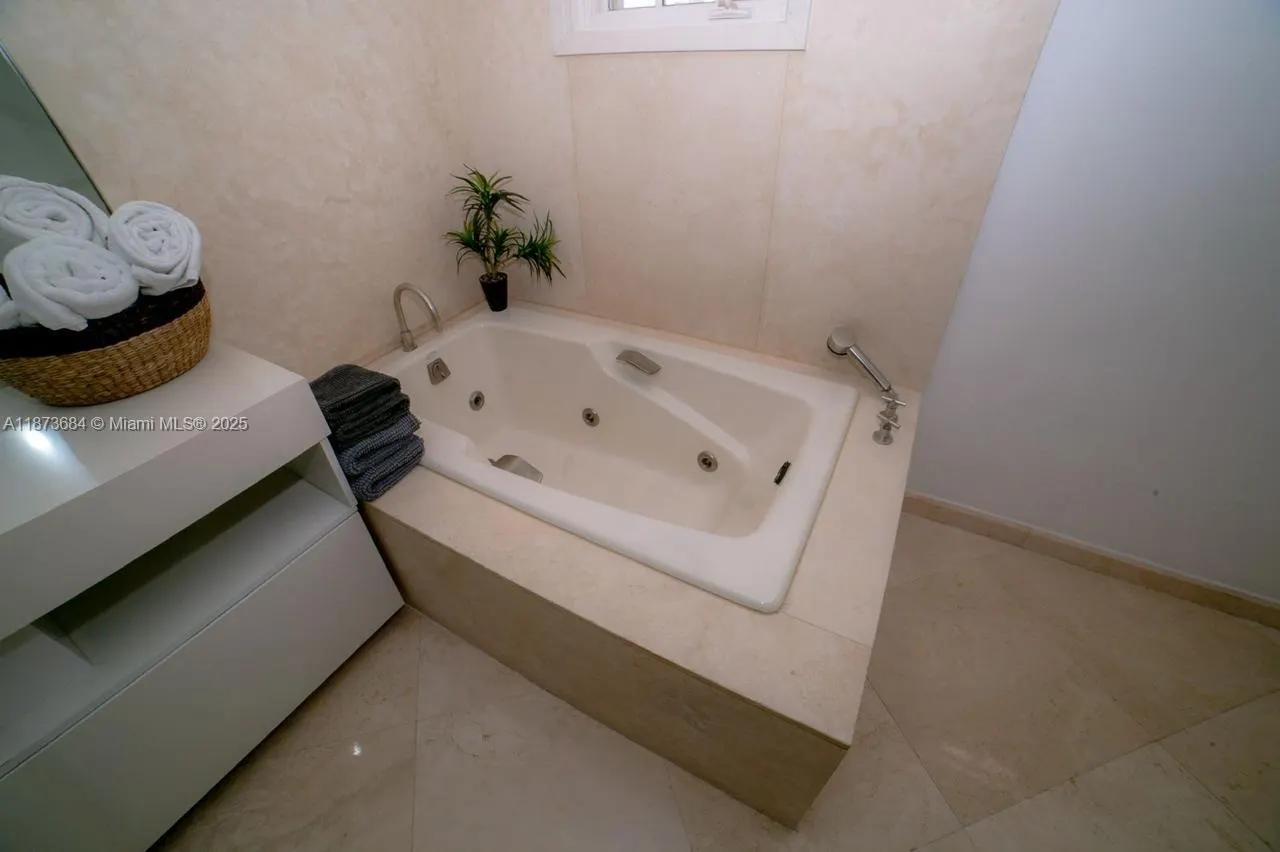 19227 Fisher Island Dr, #19227
