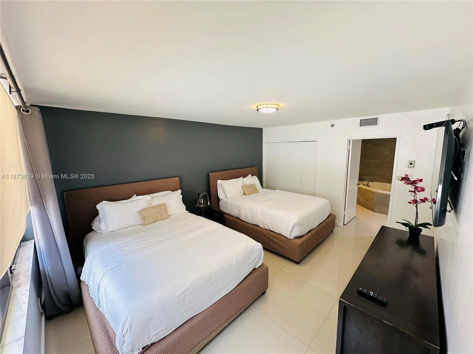 5225 Collins Ave, #515