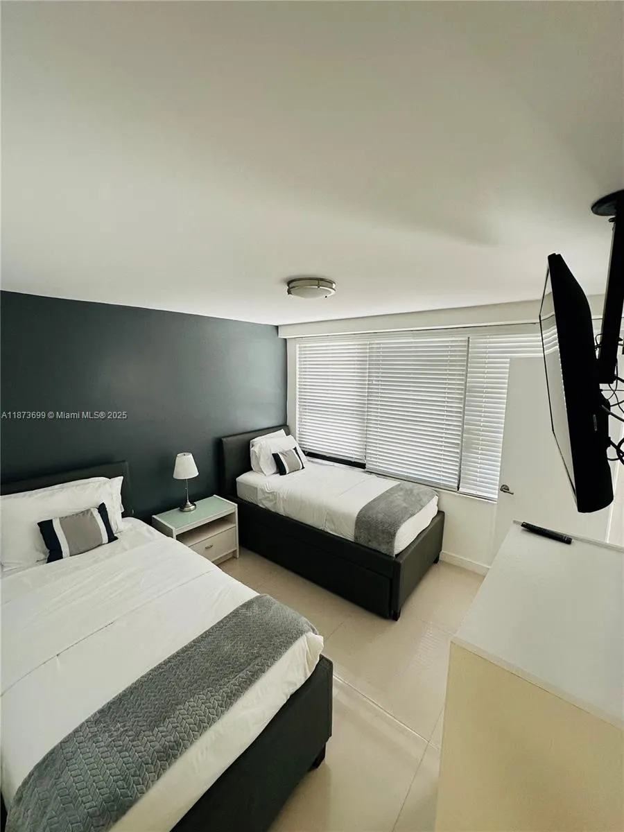 5225 Collins Ave, #515