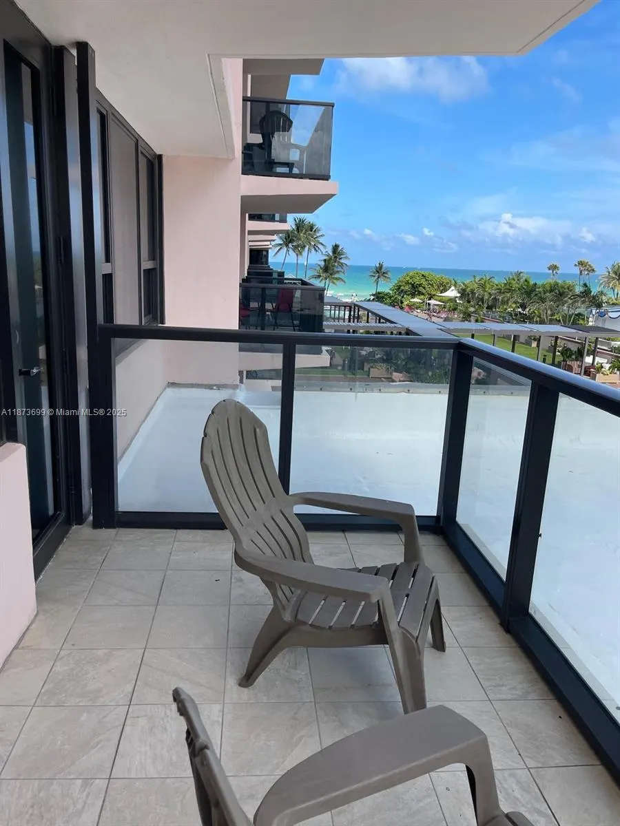 5225 Collins Ave, #515