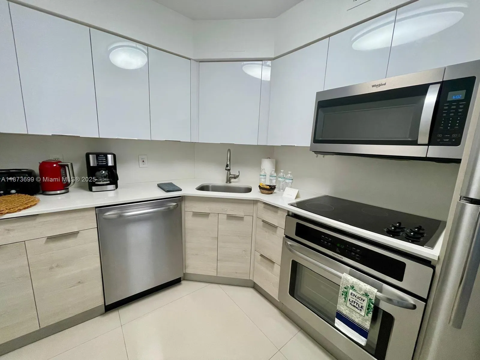 5225 Collins Ave, #515