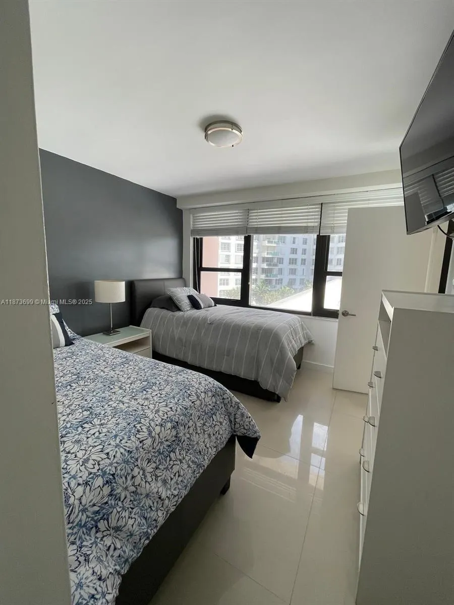 5225 Collins Ave, #515
