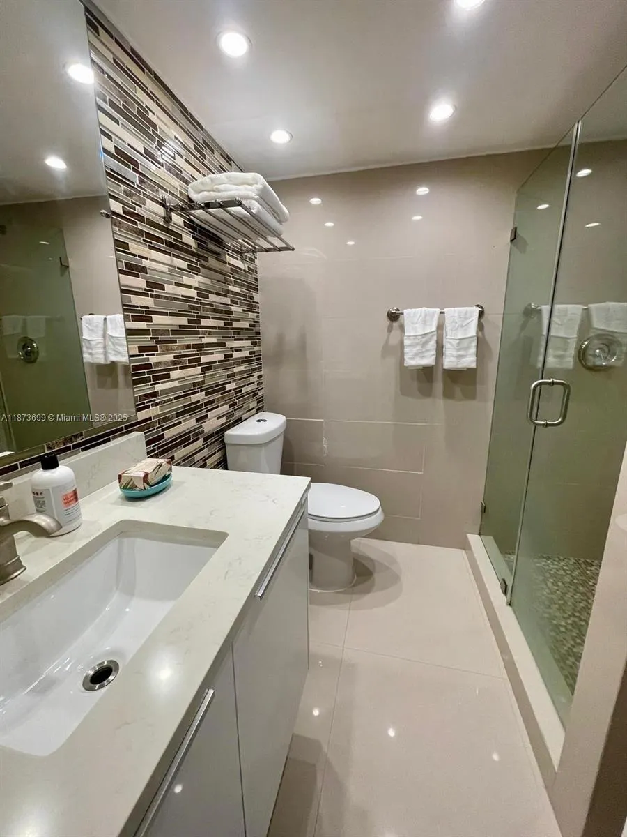 5225 Collins Ave, #515