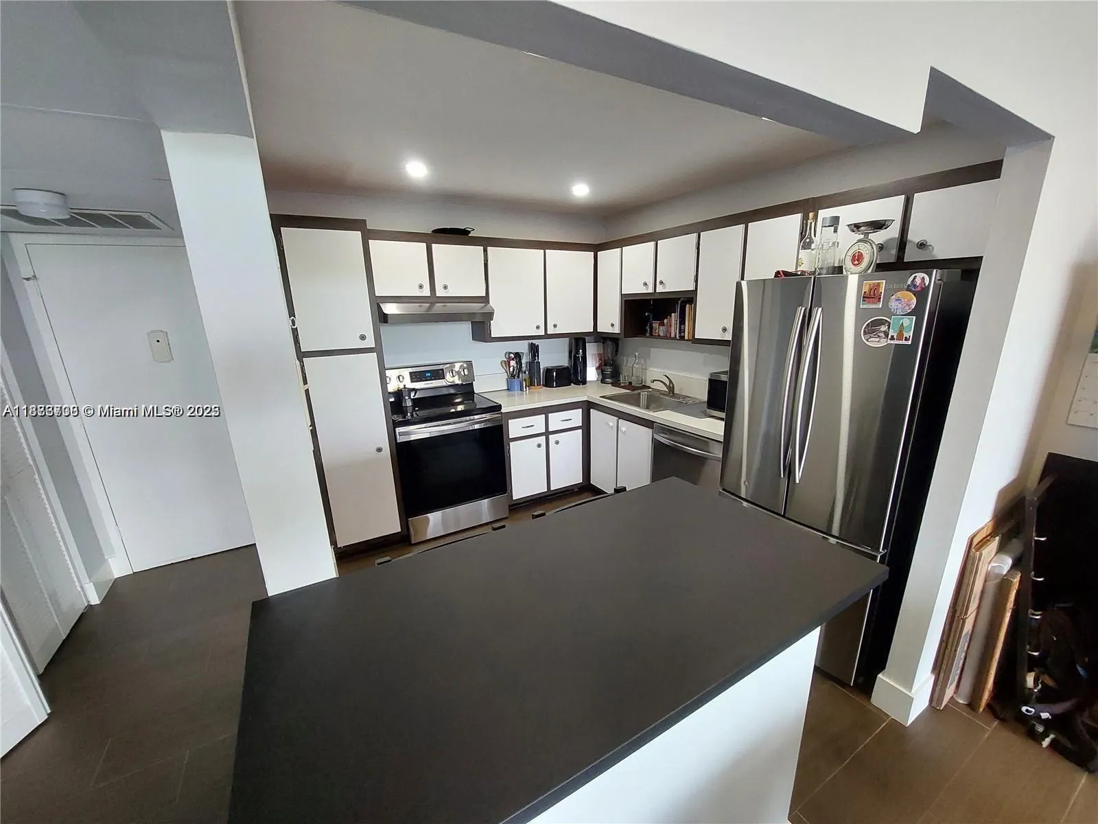 2741 Taft St, #305