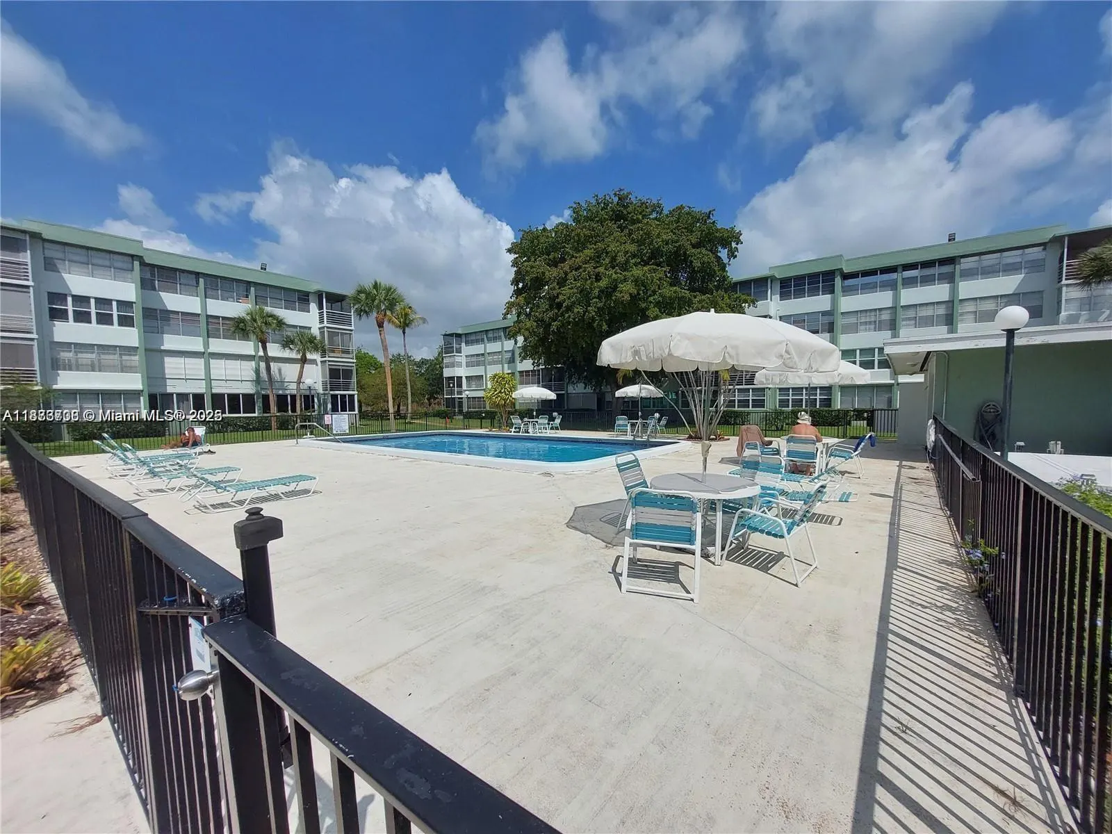 2741 Taft St, #305