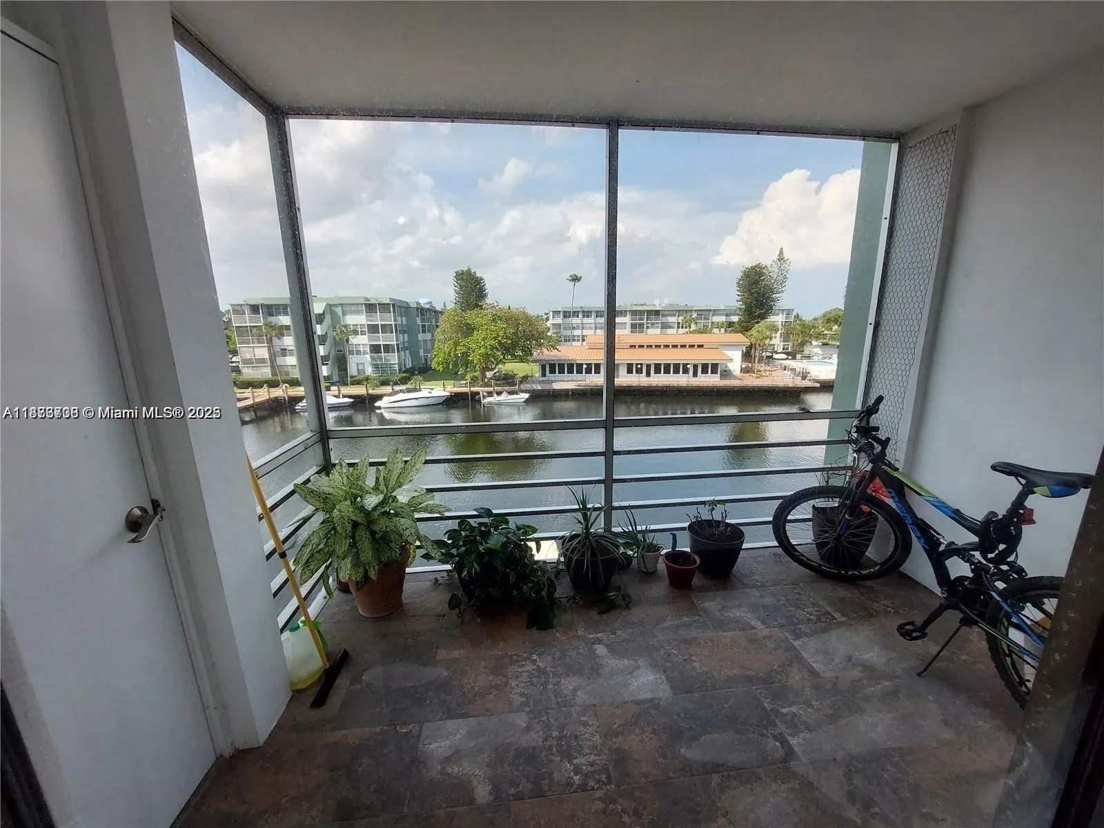 2741 Taft St, #305