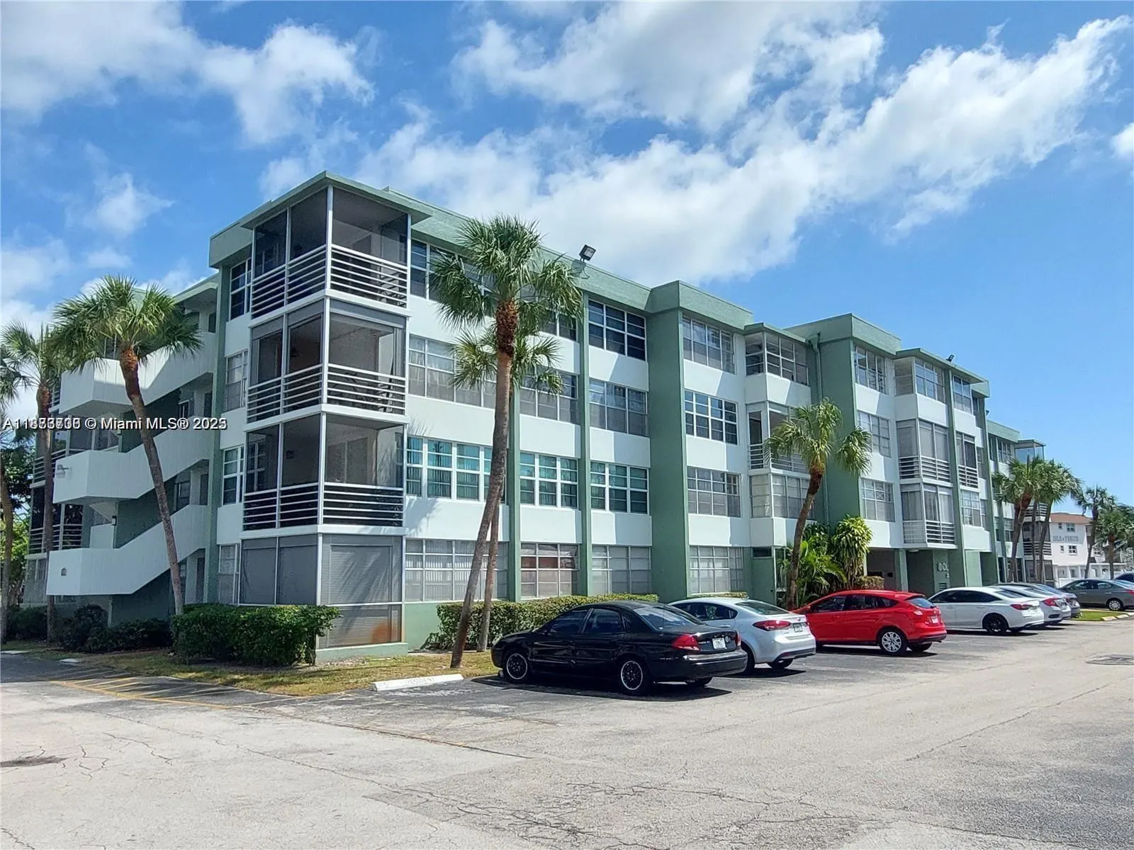 2741 Taft St, #305