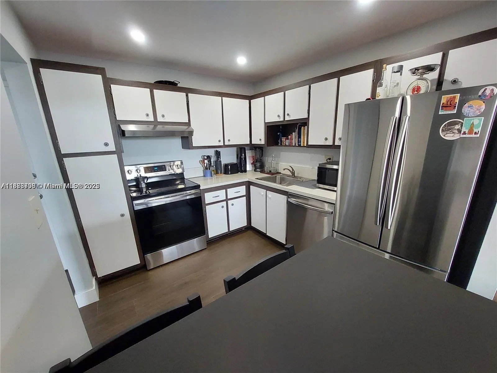 2741 Taft St, #305