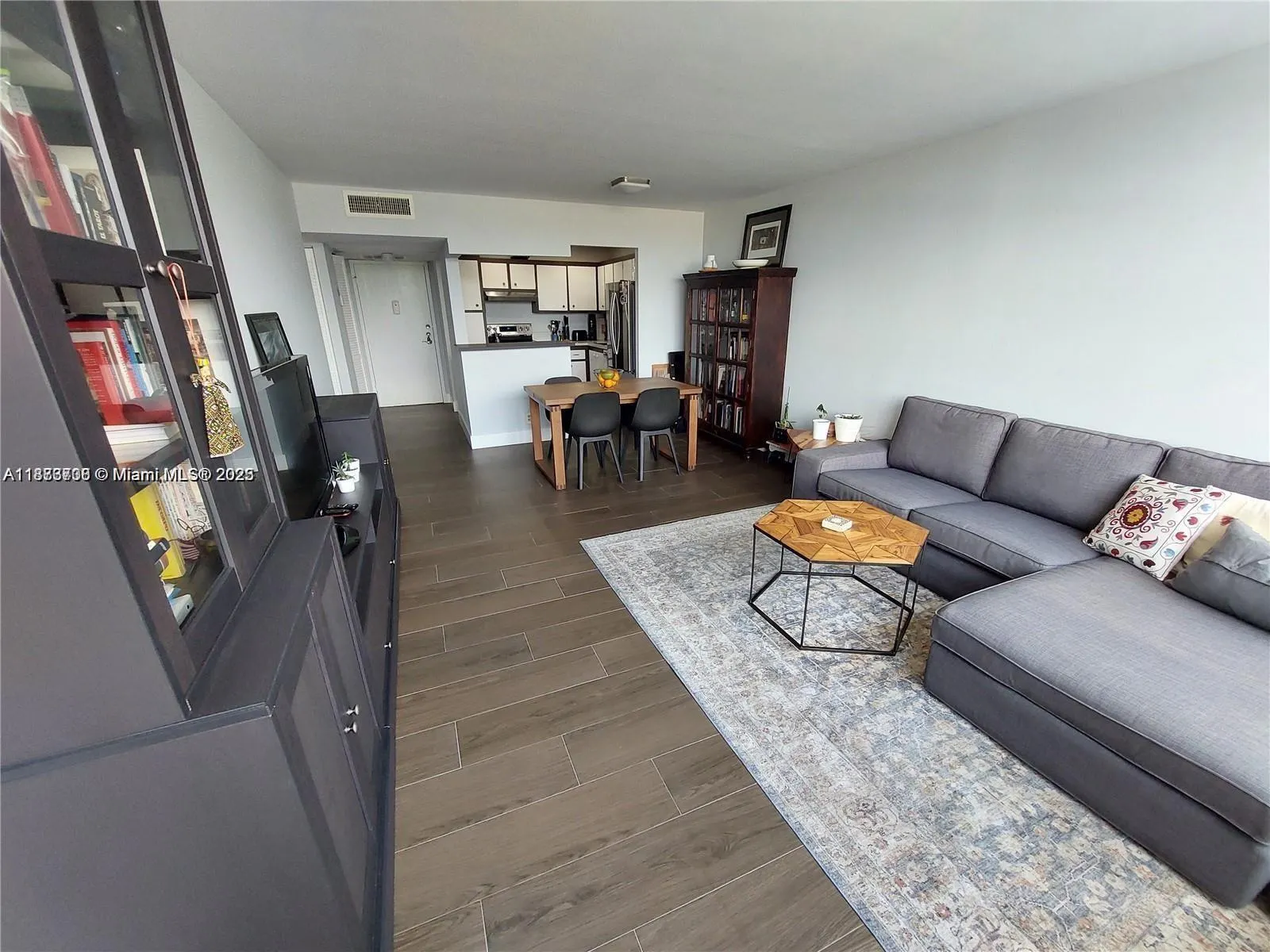 2741 Taft St, #305