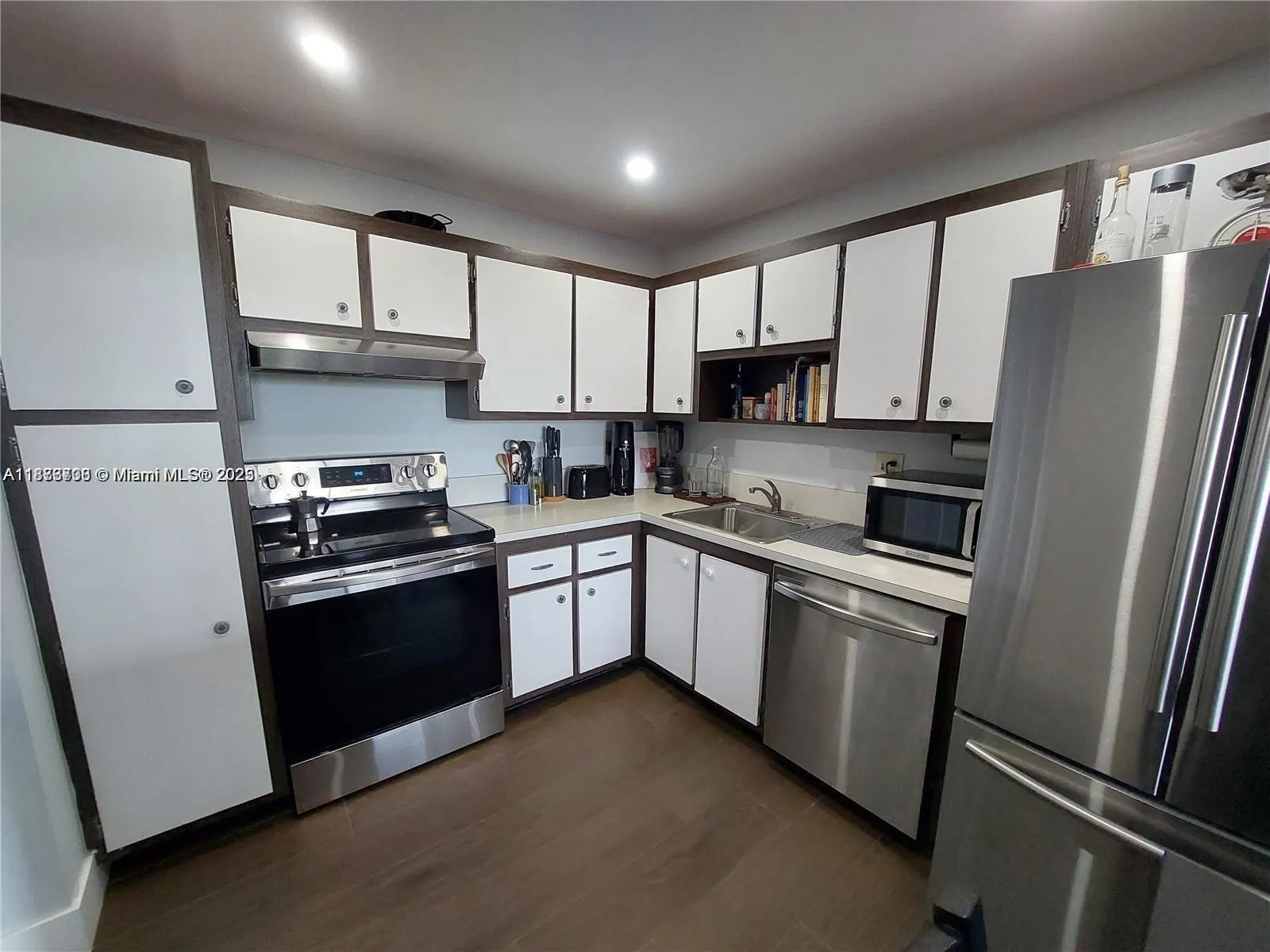 2741 Taft St, #305