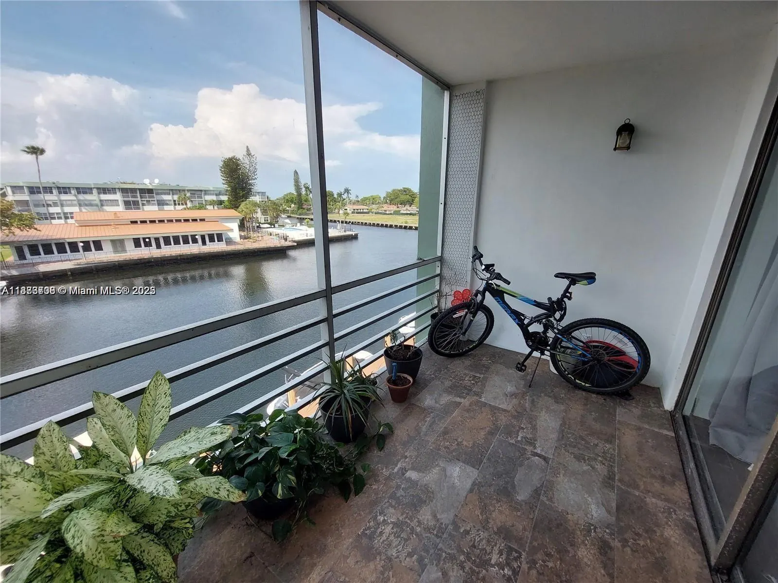2741 Taft St, #305