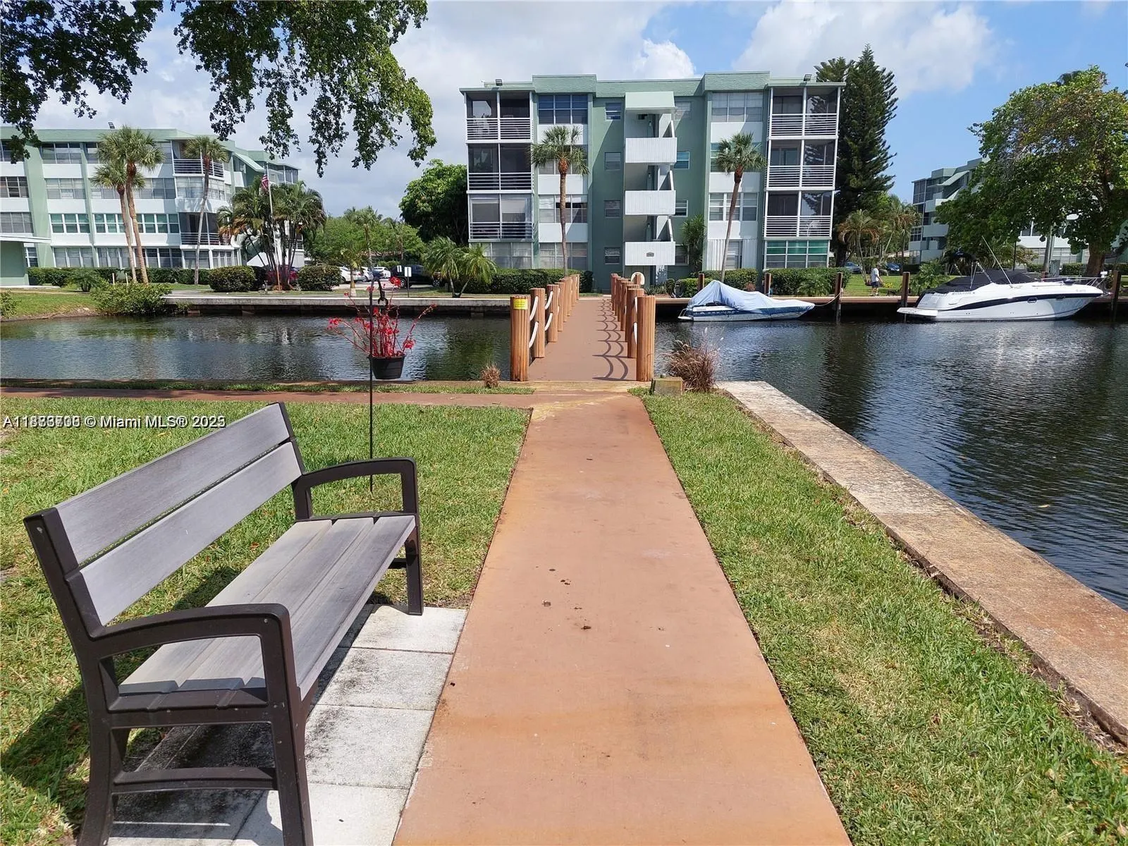 2741 Taft St, #305