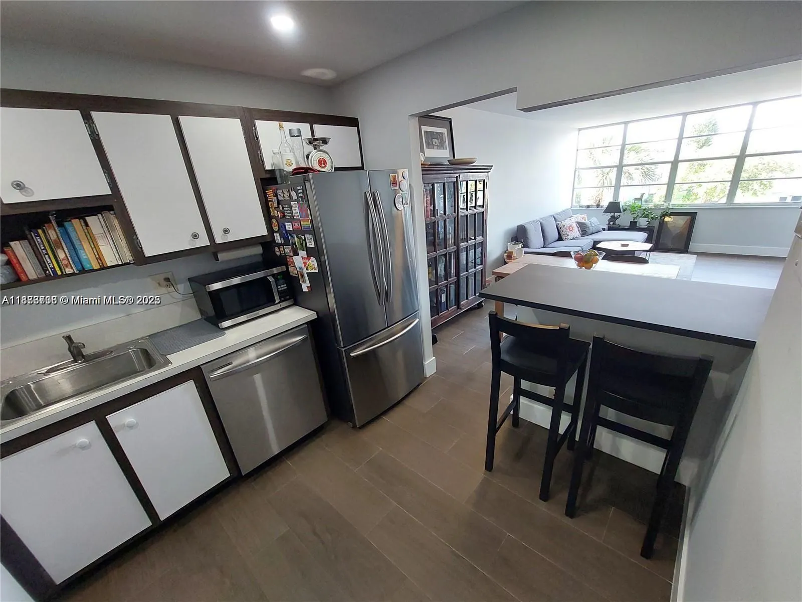 2741 Taft St, #305