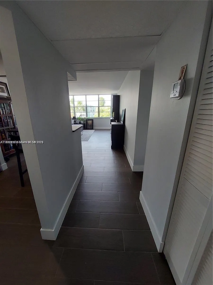 2741 Taft St, #305