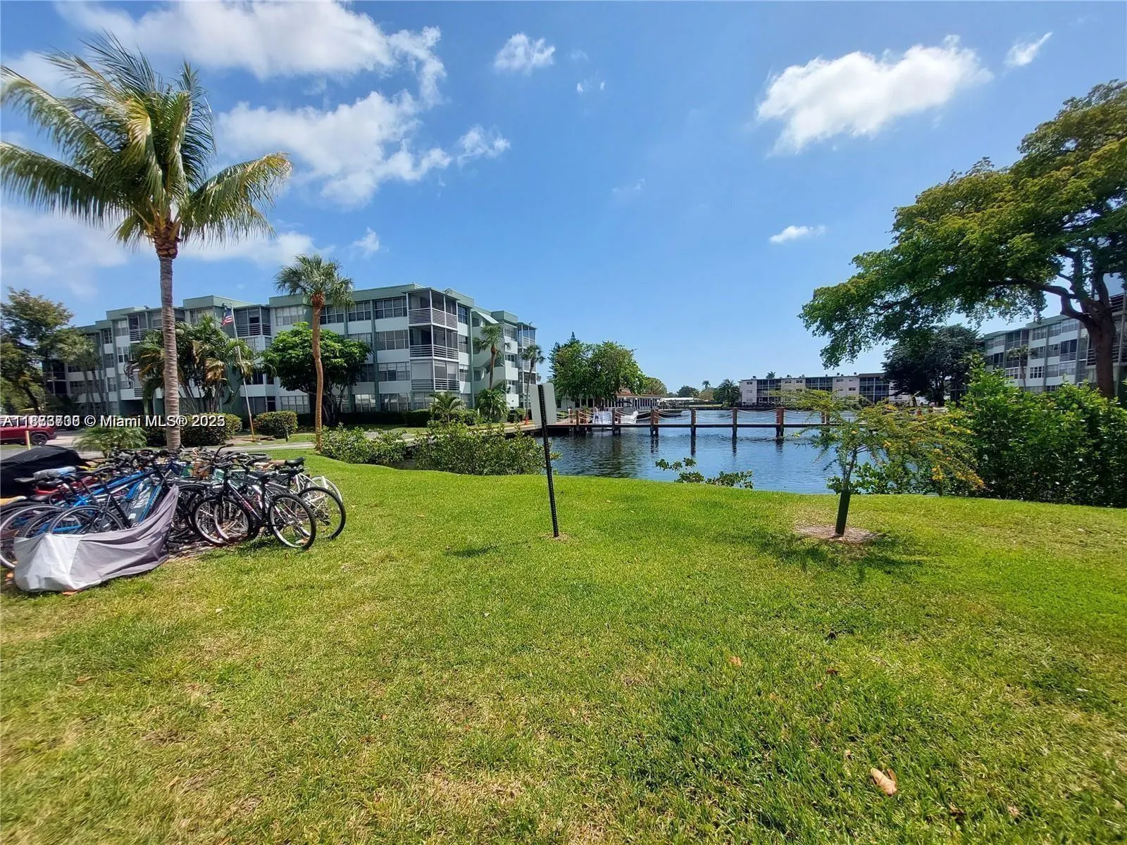 2741 Taft St, #305