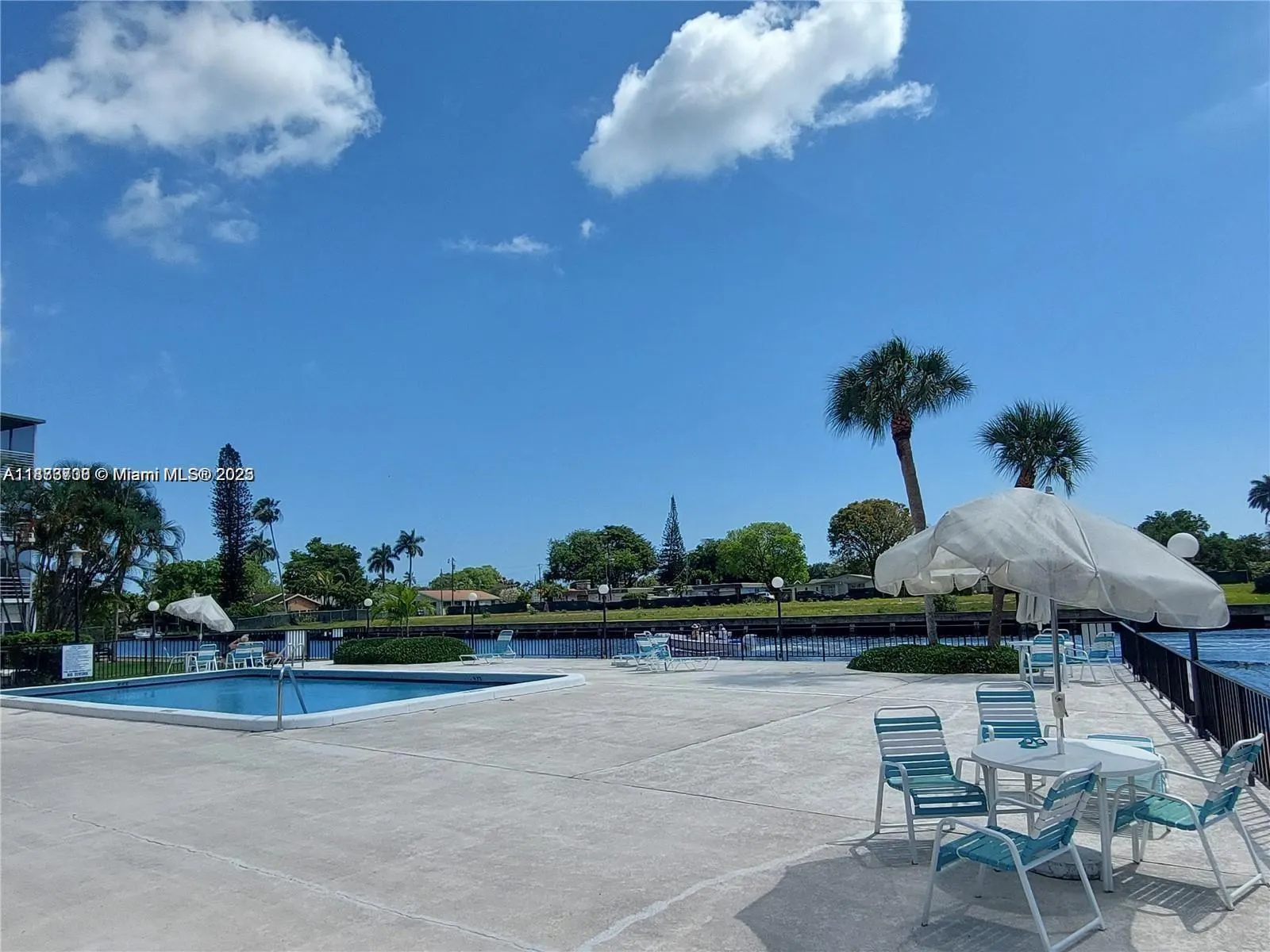 2741 Taft St, #305