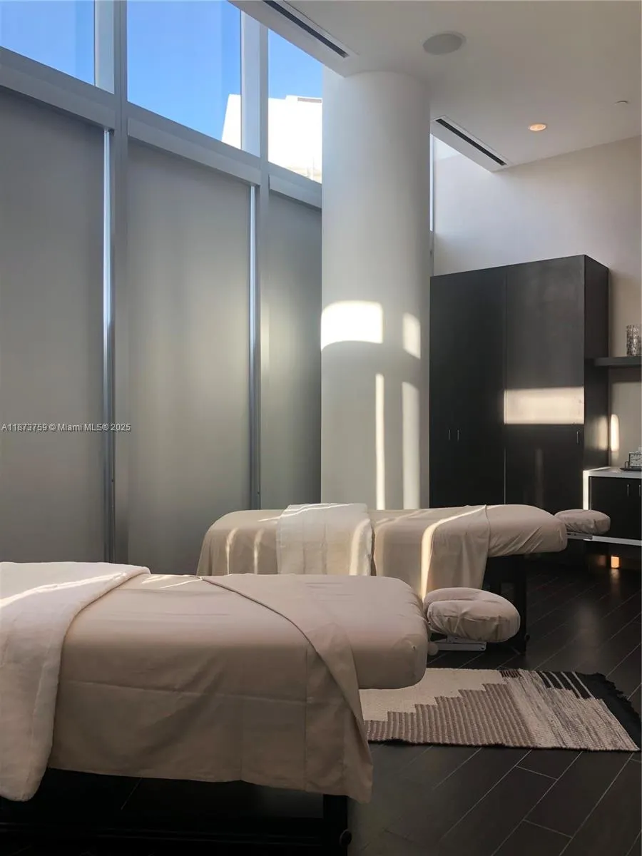 851 NE 1st Ave, #4906
