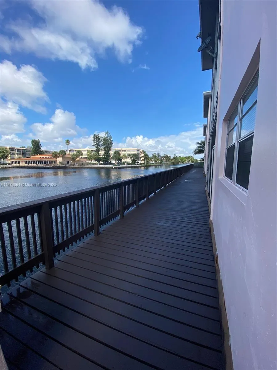 2775 Taft St, #302