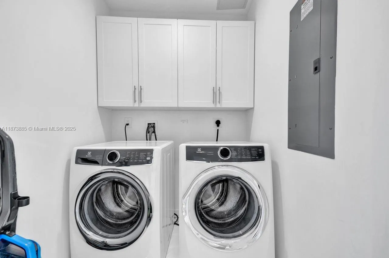 851 NE 1st Ave, #1411