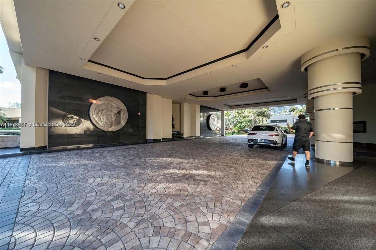 20191 E Country Club Dr, #1903