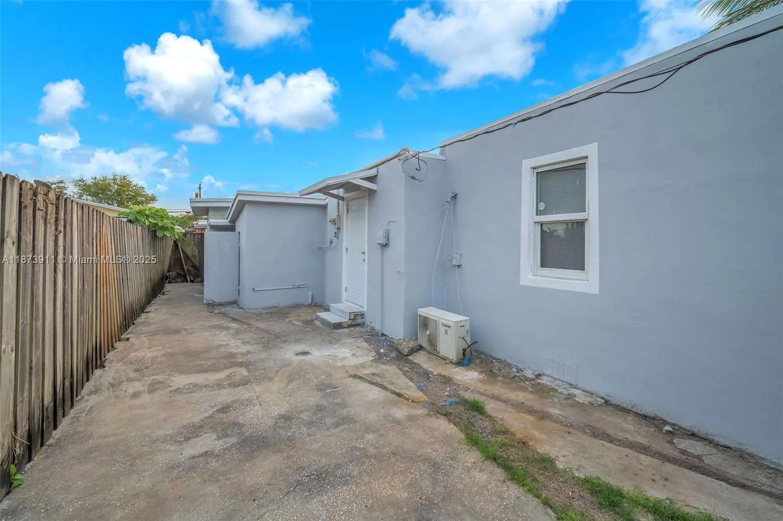 2372 NW 34th St, #na