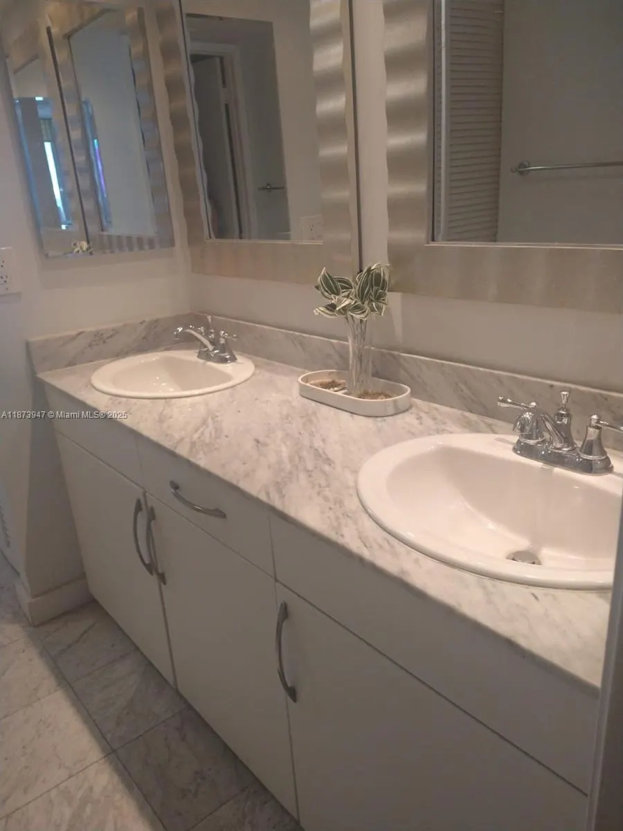 9341 Collins Ave, #806