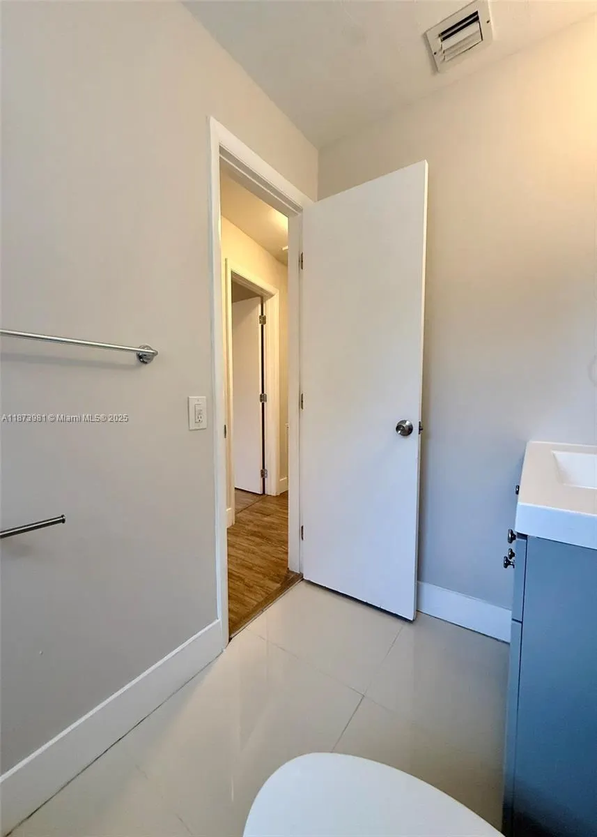 2730 NE 9th Ter, #0
