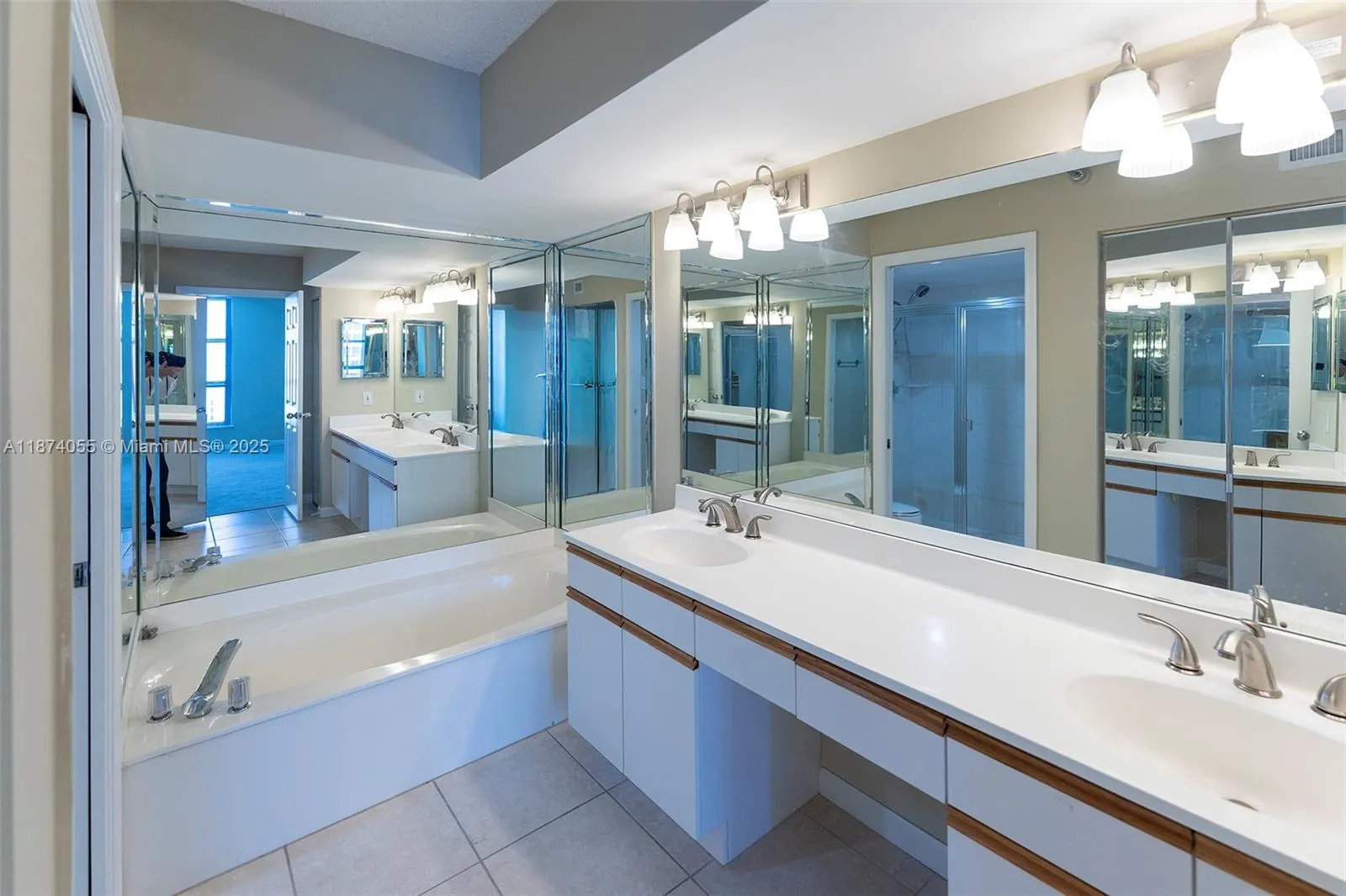 3530 Mystic Pointe Dr, #2207