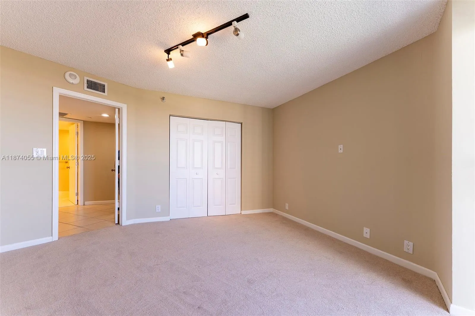 3530 Mystic Pointe Dr, #2207