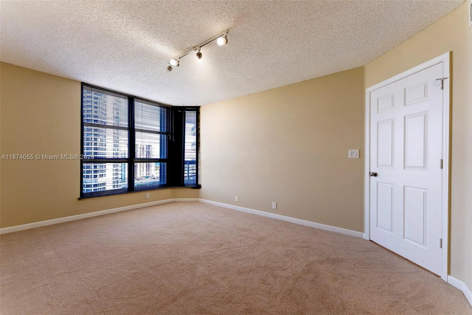3530 Mystic Pointe Dr, #2207