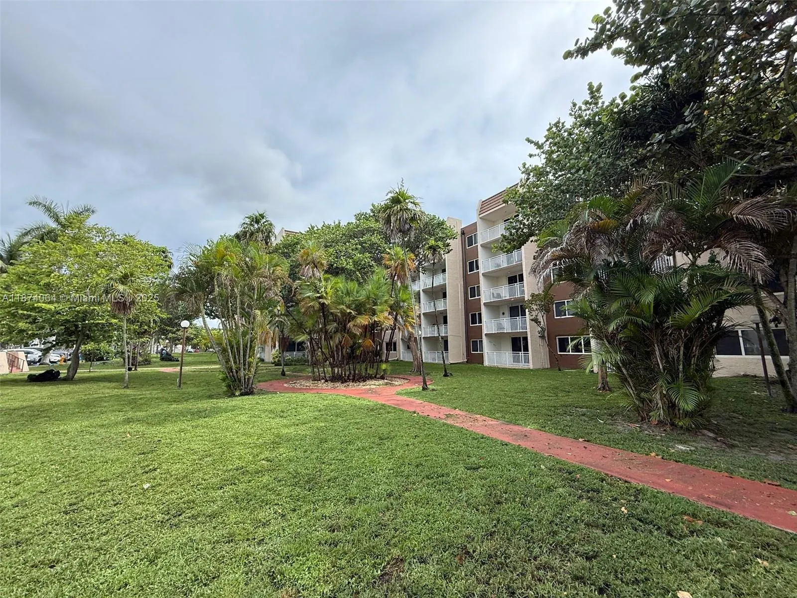 6940 Miami Gardens Dr, #1-122