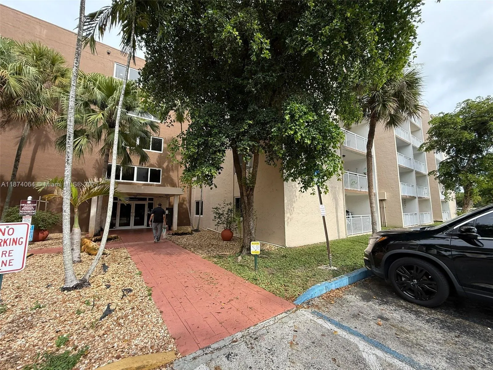 6940 Miami Gardens Dr, #1-122