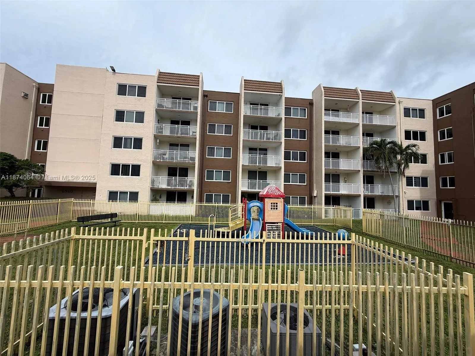 6940 Miami Gardens Dr, #1-122