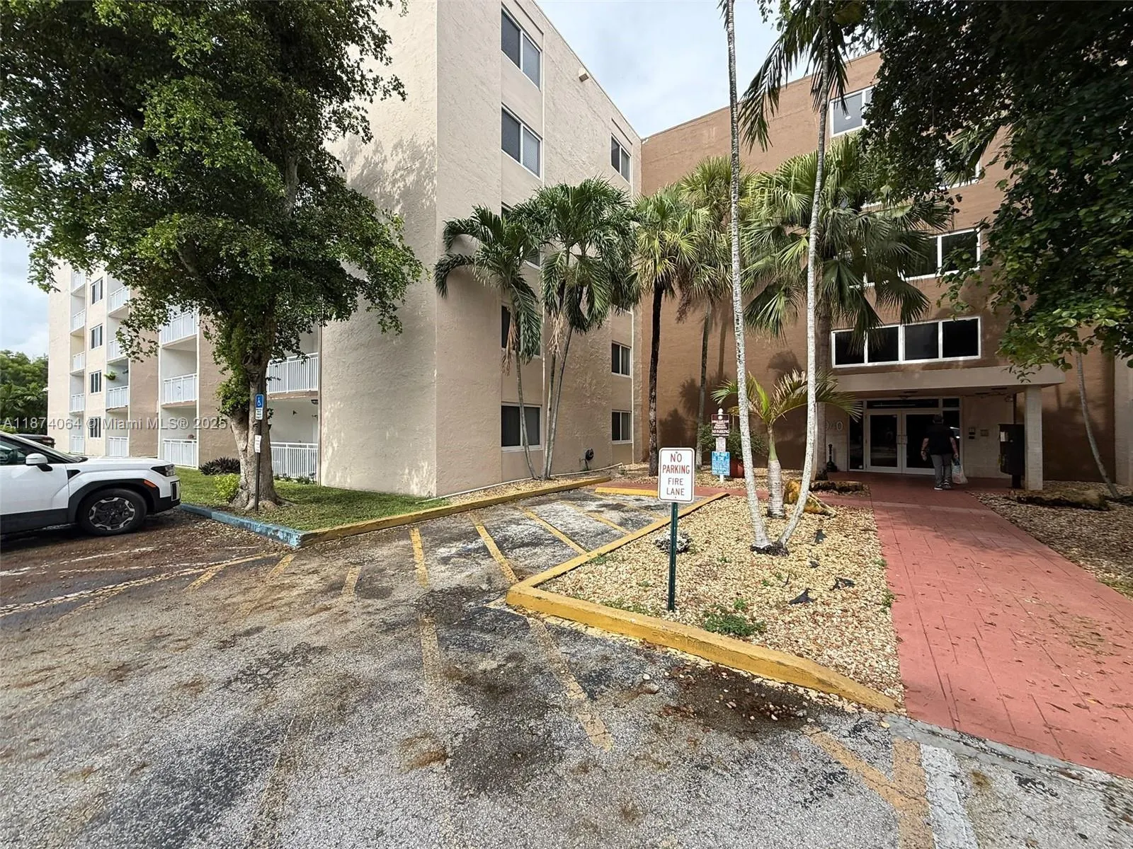 6940 Miami Gardens Dr, #1-122