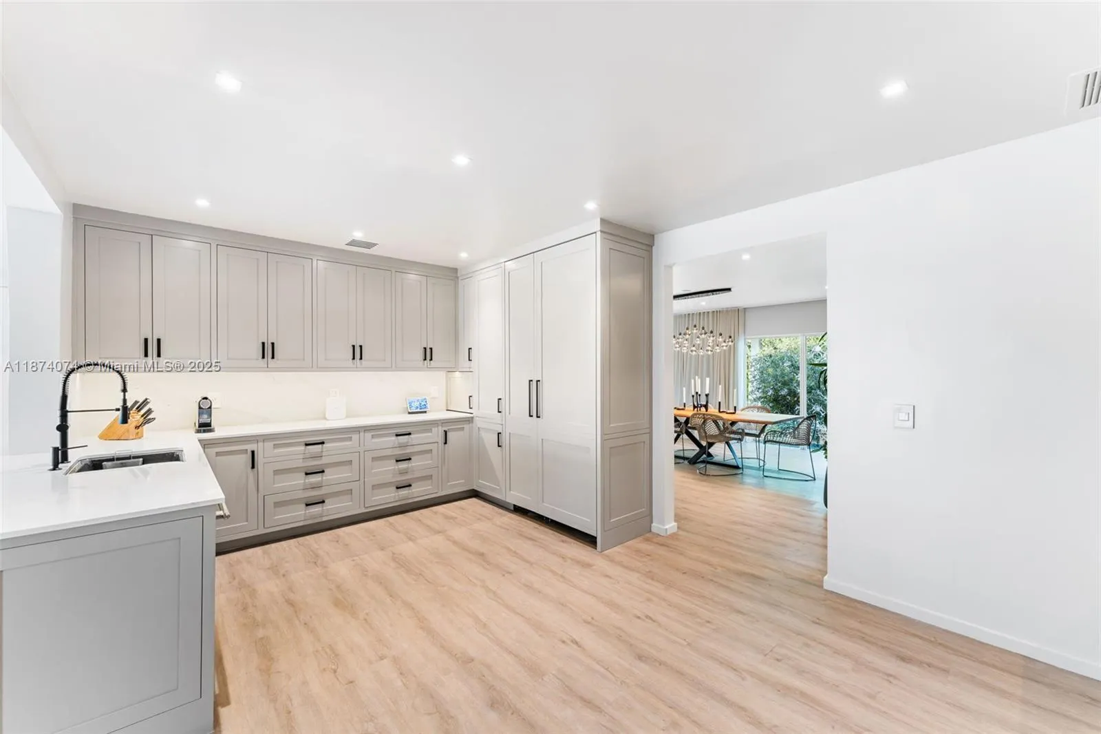 1011 N Venetian Dr