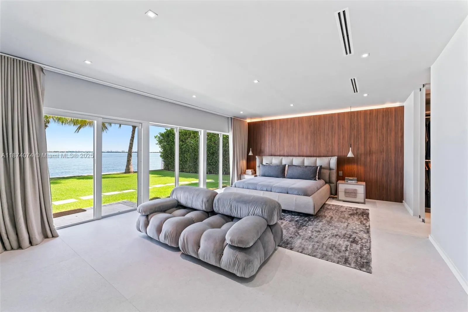 1011 N Venetian Dr