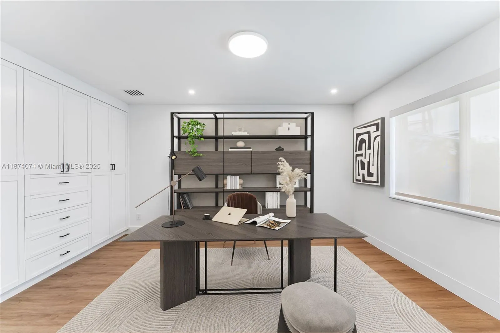 1011 N Venetian Dr
