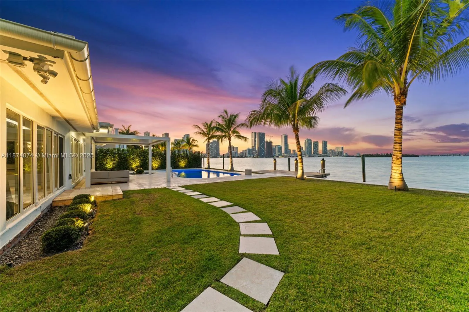 1011 N Venetian Dr