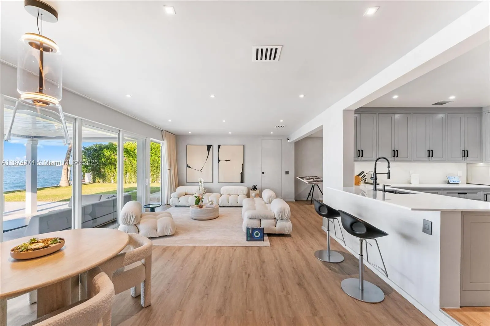 1011 N Venetian Dr