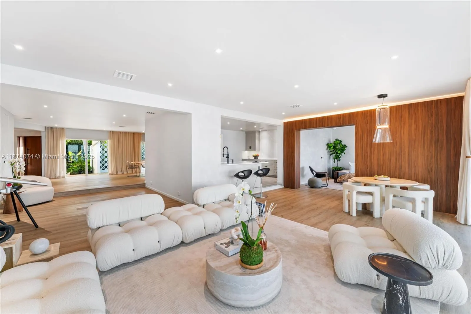 1011 N Venetian Dr