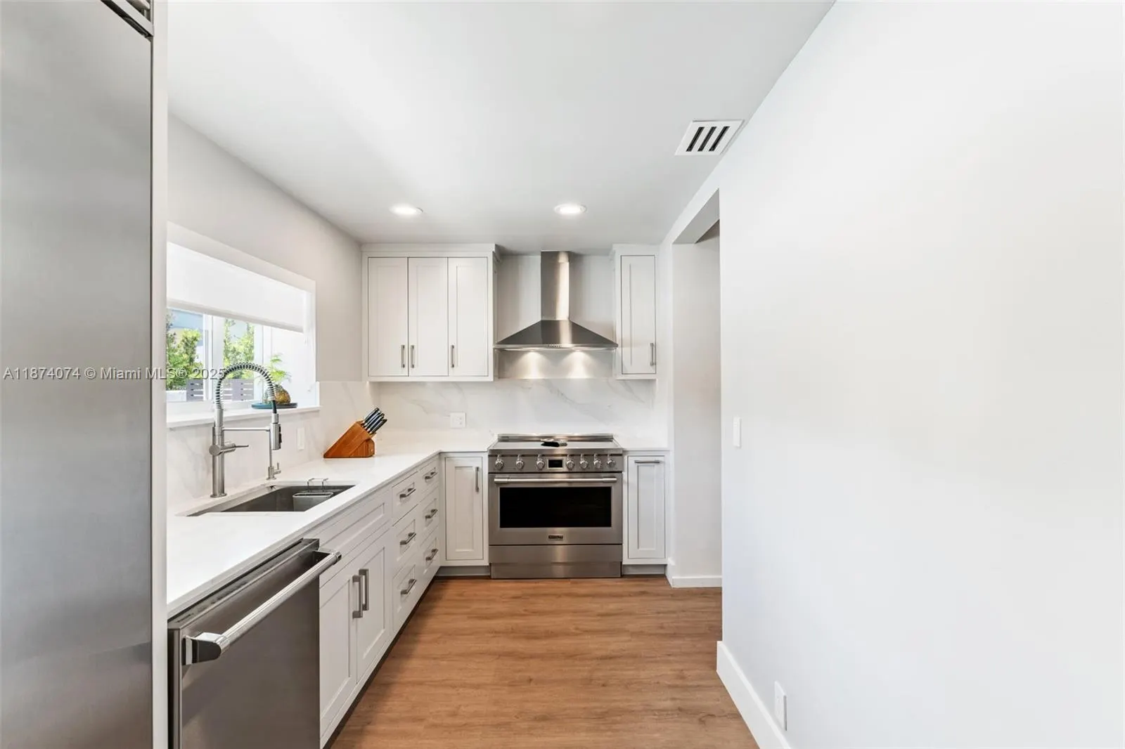 1011 N Venetian Dr