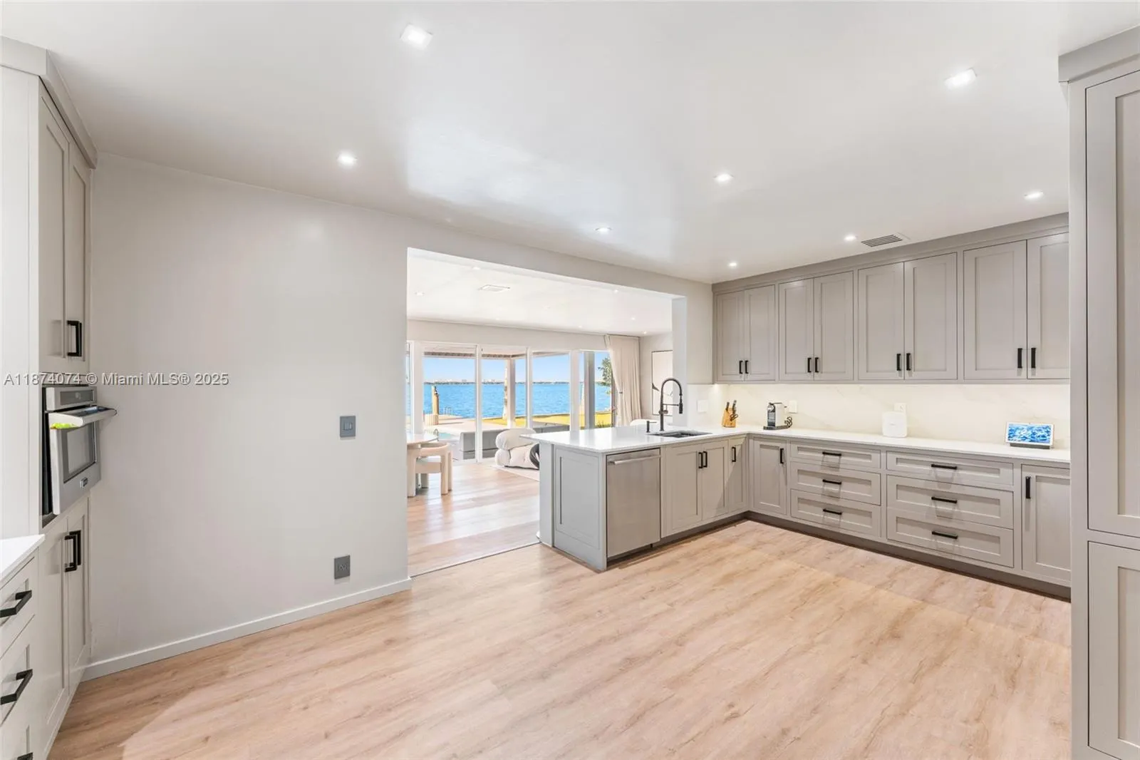 1011 N Venetian Dr
