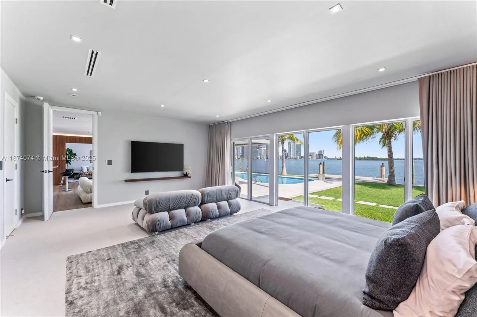 1011 N Venetian Dr