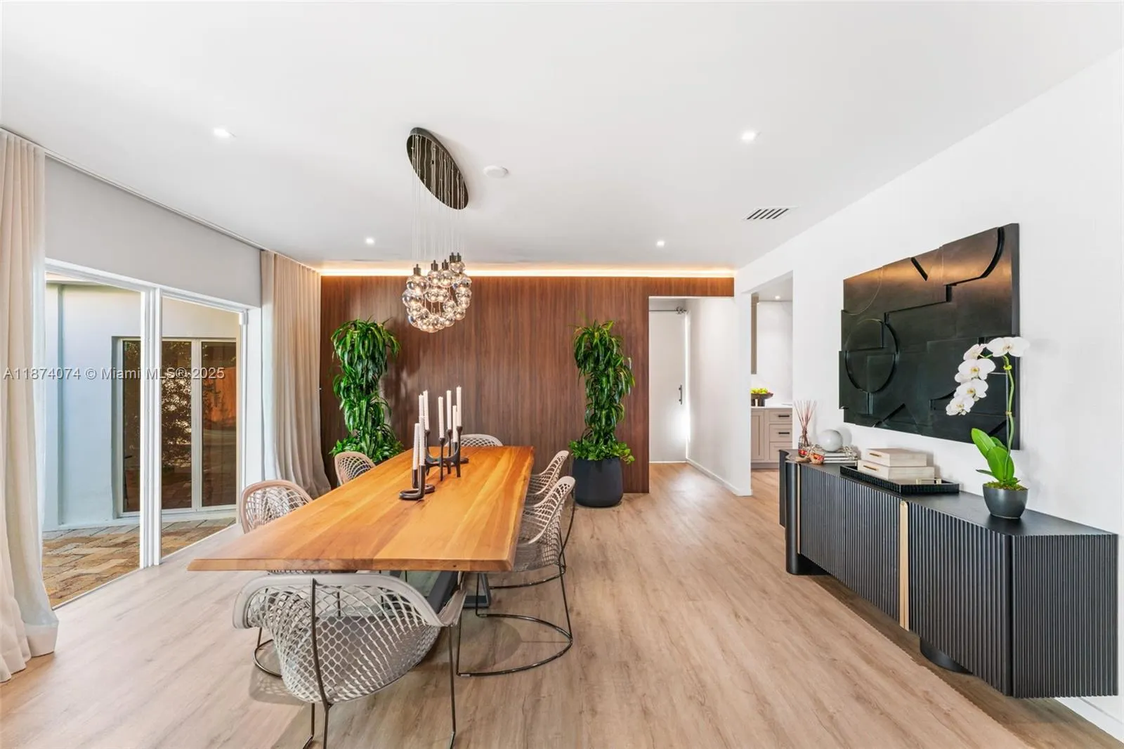 1011 N Venetian Dr