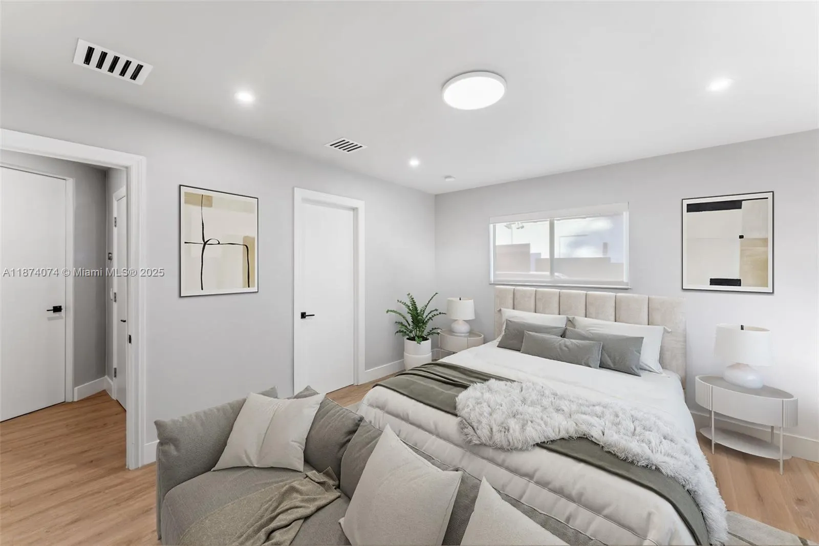 1011 N Venetian Dr