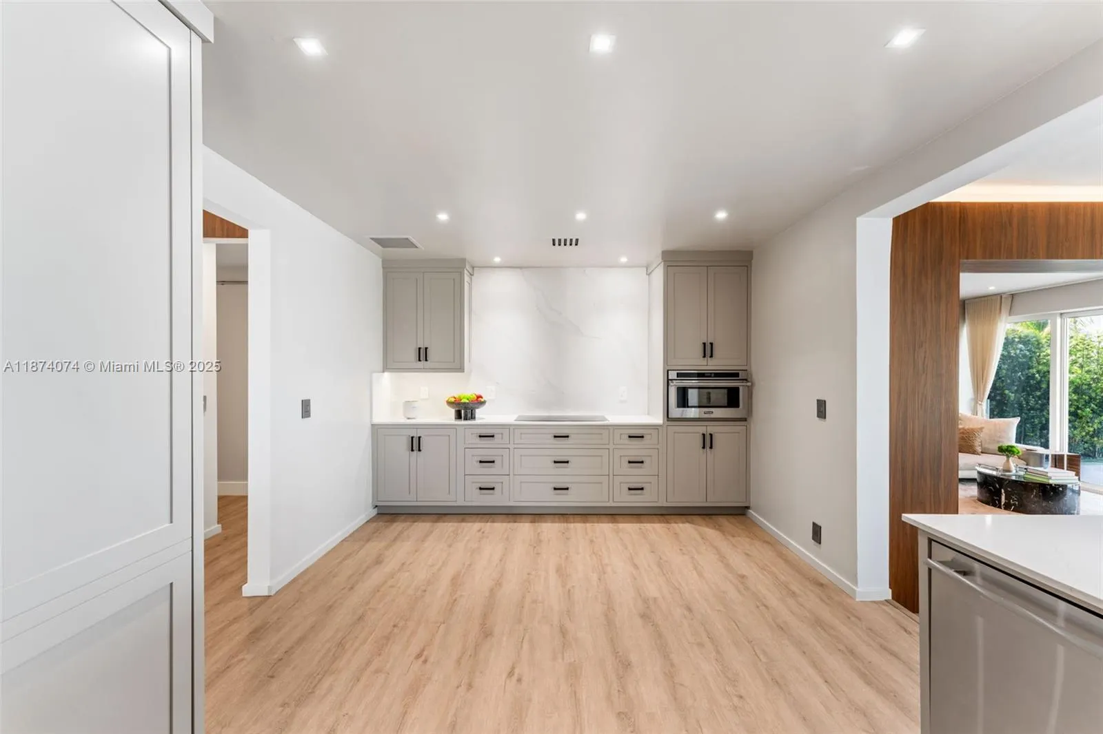 1011 N Venetian Dr